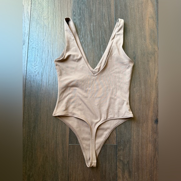 Babaton Contour v neck bodysuit - New - Picture 3 of 4